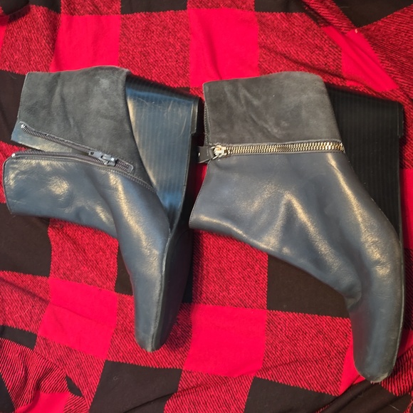 Gray Isaac Mizrahi Live Kierra leather and suede wedge ankle boot - Picture 2 of 8